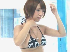 ビキニちっちゃくて下乳が露わに！ショートボブの美少女JDをビーチでナンパしてエロマッサージ！マジックミラー号