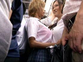 満員電車で隣になった爆乳jkが雨で透けブラ全開！思わず股間を膨らませたら優しく処理してくれましたｗ