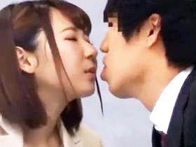 「KISSくらいなら…」十種類のKISSをこなせれば高額謝礼！真昼間から同僚相手に欲情！？