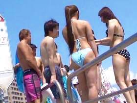 《チカン》海水浴場沿線のバスは水着ギャルだらけ！ほとんど下着みたいな格好だから犯されて当然ｗｗ