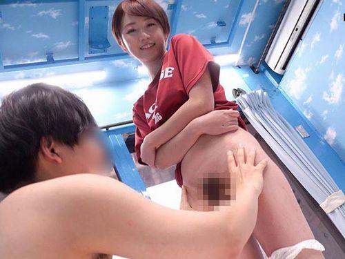 ＜素人ナンパ企画＞体育大生は面倒見よすぎ！見知らぬ男子と筆下ろしSEX！マジックミラー号