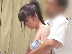 ＜悪徳マッサージ＞「肩に湿布貼るから…」テキトートークでスポーツ女子を脱がせて発育途上のナマ乳を堪能！