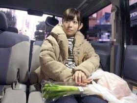 30代でここまで幼い顔とか、安達祐実とこのコくらいしかいないかも！？夕食の買い物中のロリ妻をゲット！