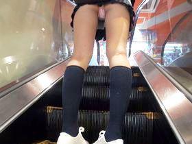 ＜素人jk＞某アイドルグループのセンターだった子に似てるって言われます♡超お買い得だった美少女の無毛ワレメに中出し！