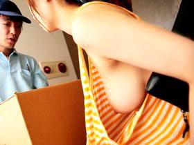 キツイ配達の仕事でも時にはこんなご褒美が！グラドルみたいな巨乳美女が無防備な格好でいろいろ丸見えｗｗｗ