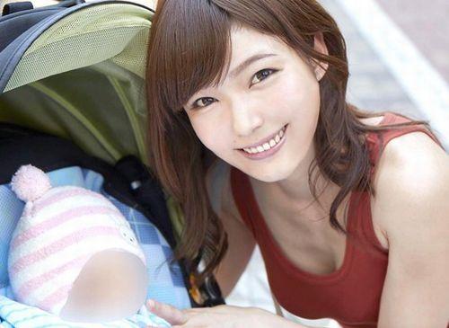 最近パパがオンナとして見てくれなくて…産後のママは欲求不満！？夫のすぐそばで中出し浮気SEX！マジックミラー号