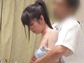 ＜整体隠し撮り＞先生が肩にも湿布貼ってあげるからね…部活でケガした無垢なjkがロリコン施術師の餌食に！