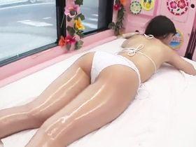 「無料でＵＶケアします♪」まんまと釣られた水着女子を性感マッサージでその気にさせる！
