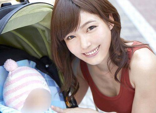 久々の他人棒に赤面しながら興奮！素股だけのはずが家族のすぐそばで中出し浮気SEXしちゃう若ママ！マジックミラー号