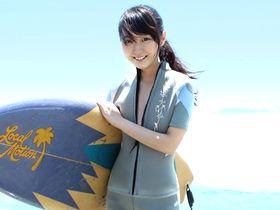 真夏のビーチにつるぺたパイパン天使が降臨！あの国民的アイドルに激似な10代美少女！