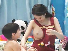 就職後のために練習しませんか！？子供かと思ったら極小AV監督！まんまとAV出演させられた保育士の卵！マジックミラー号