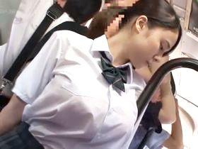 《痴漢》汗ばんだ夏服が美巨乳おっぱいに張り付いて強調！色っぽすぎるjkが変質者に狙われる！吉川あいみ