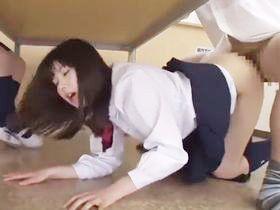 友達が席を外した瞬間に友カレを寝取る！バレないように声を押し殺して挿入をおねだりｗ