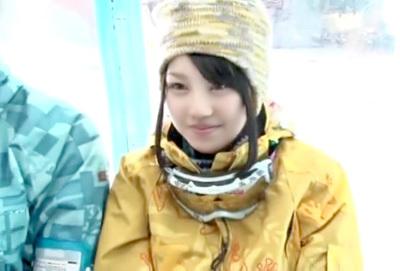 真冬のゲレンデで見つけた彼氏持ちのスノボ美少女をMM号で寝取って中出し・・・