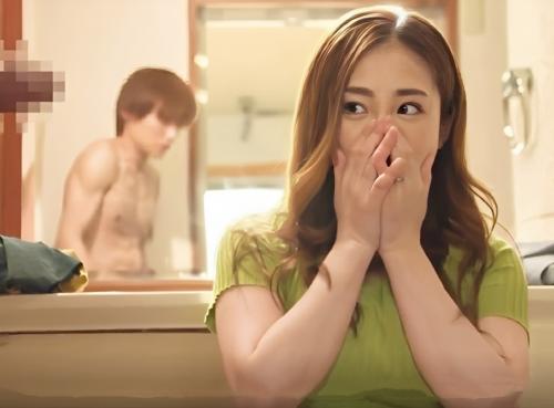 【友人の母】『嘘…なんて大きいの…』息子の友達のデカチンを見てしまって…！？絶倫チンコでイカされまくるエロ巨乳人妻！