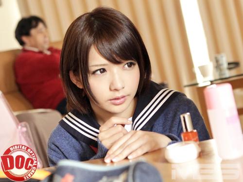 股を開いてパンツを丸出しにしている女子校生それをたまたま目撃してしまった僕は 彼女に周りに誰かがいる横でイタズラを