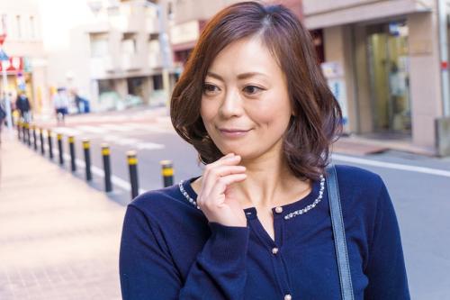 若い男性から久しぶりに声を掛けられ嬉しさと  恥ずかしさが入り乱れるがそこは人生経験豊富な 人妻たちが乱れ狂うSEX