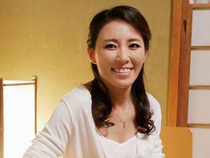 美魔女ｷﾀ！四十路41歳の美熟女が同窓会で巨根の元カレと不倫！手マン潮吹き、フェラ口内射精、膣内射精！人妻熟女・水野優香