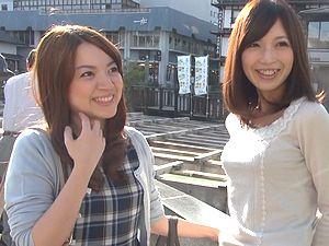 超S級！ダブル人妻ナンパ！温泉街で開放的になっている2人組の美人妻GET！他人棒フェラして騎乗位バック、ハメ撮り！