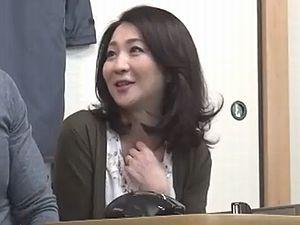 美魔女ヤバイ！四十路(45歳)の奥さんが息子のコーチと浮気！年下の他人棒をフェラ、騎乗位、正常位！人妻熟女・艶堂しほり