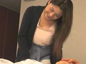 出張マッサージ盗撮！巨乳な人妻熟女マッサージ師にフル勃起！デリヘル風俗の様にセンズリ鑑賞、本番！騎乗位バック中出し！