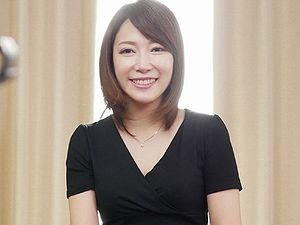 現役塾講師で40歳アラフォー四十路のスレンダー巨乳な人妻熟女がAVデビューして初撮り！いきなりの中出しSEX！芦名梨花