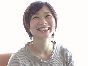 『人妻AVデビュー』天真爛漫なスマイル！ショートカットが似合う34歳の人妻熟女が初撮り！騎乗位や立ちバック！神田知美