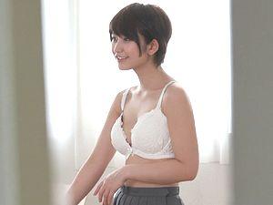 Fカップ巨乳！ショートカット美少女な女子校生！制服から体操着の着替えをのぞき見！騎乗位やバックでセックス！深田結梨