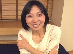 素人！53歳の美魔女ｷﾀ！五十路で歳よりよっぽど若く見えるショートカットの可愛らしい奥さん！他人棒でハメ撮り！人妻熟女