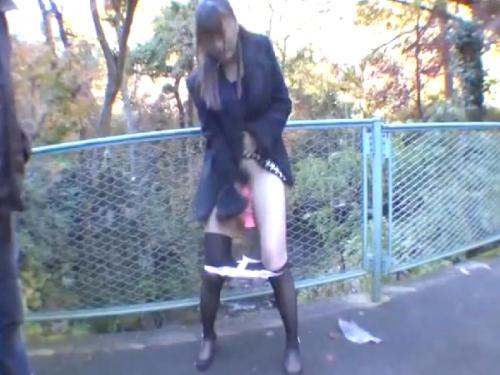 【初美沙希】変態野外露出バイブオナニー！コートの下は必要な所を守らないラバー下着に黒網タイツ！へ・・・ヘンタイだー！