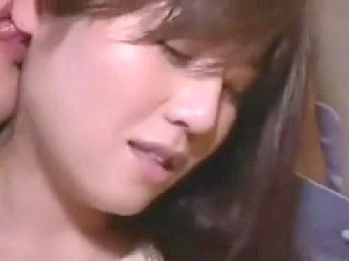 【人妻】欲求不満の溜まった奥様と不倫温泉旅行！細い身体をくねらせ、小さい喘ぎ声で感じる姿に興奮した！