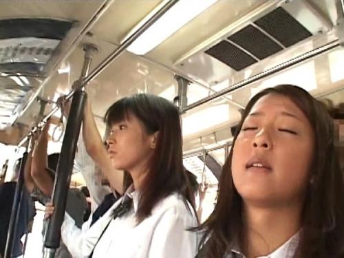 【鈴木さとみ＆橘ひなた】通学中のバスの中で痴漢される･･･それでも止まらずイラマチオからセックスまでするJK！