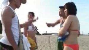 水着素人ギャル２人をナンパ！！ノリノリでヤっちゃうエロエロ娘