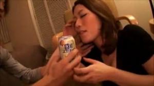 素人娘にどんどん飲ませて男優２人が中出しセックス！！