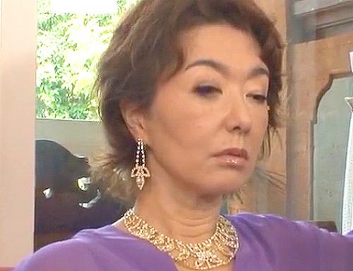 ☆60代・美魔女☆艶っぽさと裏腹に可愛らしい乳房＆乳首がピン！と主張！若い肉棒を求めいやらしく強引挿入⇒歓喜のアクメ中！