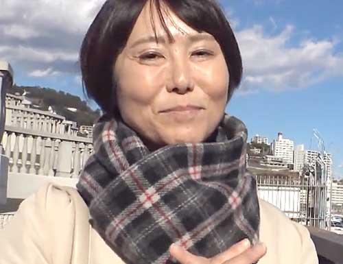 【熟女/不倫旅行】欲求不満の四十路妻が日帰り温泉旅行でAV撮影！「久しぶりです♡」露天風呂で丁寧フェラのご奉仕＆欲情！