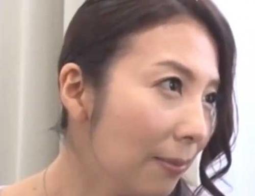 【五十路/人妻熟女】未亡人の美魔女母とマザコン息子の禁断情事を激撮！！「お母さん...」母性溢れる手コキ＆フェラに昇天！！
