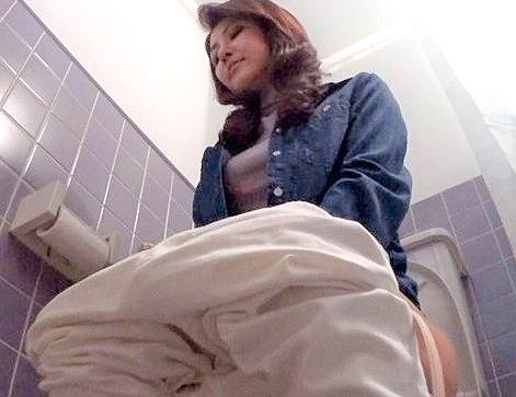 【熟女ナンパ/盗撮】性欲旺盛そうな人妻を口説いて自宅連れ込み！「おばさん好き？」年下君にメロメロ！隠しカメラの前で種付け