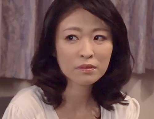 【四十路/人妻熟女】美人で艶っぽい嫁の母に堪らず興奮＆禁断SEX！「ダメよ..（汗」濃密ベロチュー➡激しく求め合い種付け