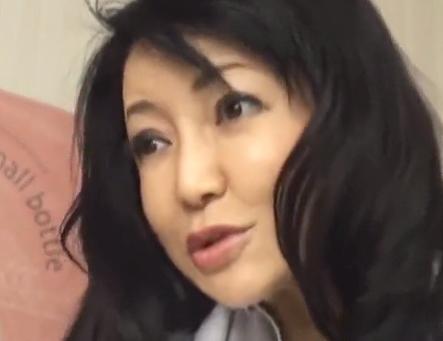 【五十路/出張マッサージ】極上ボインの艶マダム！熟練手付きで全身ほぐす至極の時間..思わず勃起し挿入懇願➡性サービス開始..