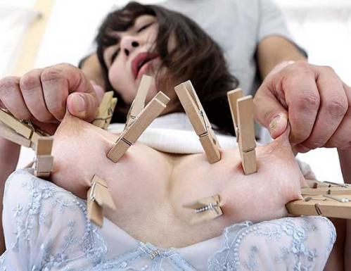 【熟女/痴女】大量の洗濯ばさみでおっぱい刺激され感じまくる変態おばさん！「もっとして～♡」ドM本性全開でオナニー痙攣イキ