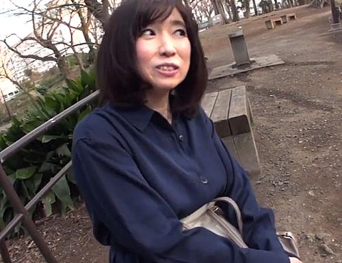 《50代》明るい52歳の奥様がHな体験！『玩具...すごいぃぃぃ！』色白スレンダーボディでよがりまくり淫乱メス犬化WWW