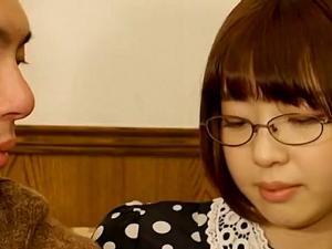 ◆ロリ/メガネ◆超まじめな童顔メガネ娘にHなおねだり！！おじさんチンポに大興奮！クンニで悶絶⇒だいしゅきホールド合体で天国絶頂！