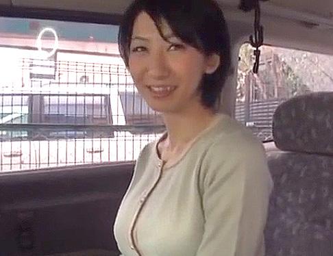 【熟女ナンパ/NTR】清楚そうに見えてドM体質な美魔女を白昼車内でイタズラ！「あっ凄い（汗」怒涛の電マ責めに痙攣アクメｗ