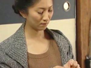 ◆ヘンリー塚本/母子相姦◆ムッチリ柔肌母のカラダがエロ過ぎ！欲求抑えきれず息子が襲いかかる！拒みつつ膣濡れ激ピストン発射！