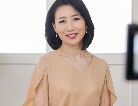 【五十路/NTR】清楚な奥様が刺激を求めAV出演決意！「優しくしてね♡」年下イケメンに迫られ欲情！カメラの前で大胆SEX！