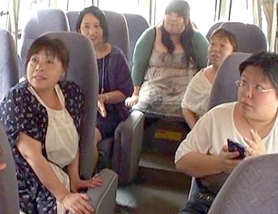 【豊満奥様のド淫乱バス】水着→全裸開放・野外放尿＆車内肉棒貪り合い！ド迫力のおばちゃんたちの奔放性欲発散ツアーだッ！！