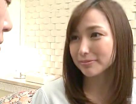 【熟女/近親相姦】男達に犯される優しい母に同情...《心配しないで..》美しすぎる義母に興奮抑えきれず癒しの禁断SEX！