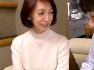 ◆六十路/美魔女◆「あら、美味しそう♡」色白柔肌の息子の友達を誘惑！還暦マンコに若チンポ激挿入//柔らか膣壁堪能発射中！