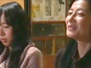 ◆ヘンリー塚本/寝取られ◆完熟ボディの母＆巨乳娘が夢の親子丼！健気なご奉仕＆激ピストンで敏感な身体くねらせ絶頂アクメ！